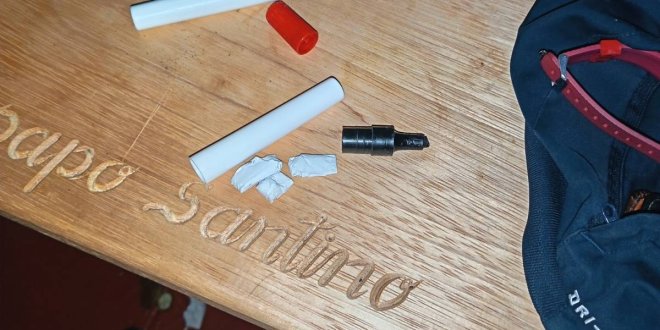 2. DROGA ENTRE SU ROPA 44