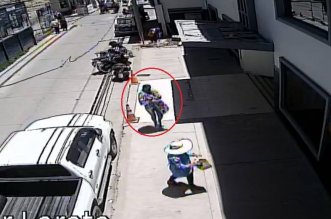 2. MUJER USA A SU BEBE FOOTN 222