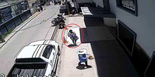 Puno: Mujer usa a su bebé para robar celular 1 2. MUJER USA A SU BEBE FOOTN 222