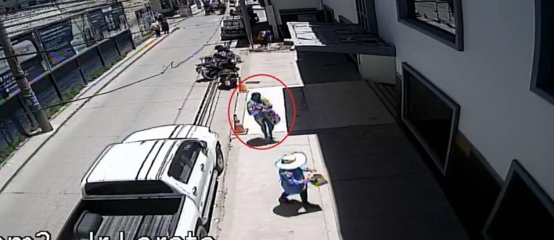 2. MUJER USA A SU BEBE FOOTN 222