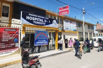 Trabajadores toman hospital de Yunguyo