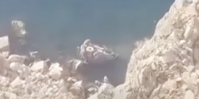 Vehiculo cae al lago