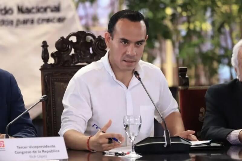 Jerí, alta aprobación y 7 diferencias con Dina 1 WhatsApp Image 2025 11 09 at 16.38.26 1