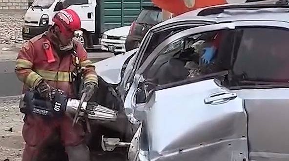 Tacna: Auto choca contra poste y chofer queda atrapado 1 abri alternaaaa