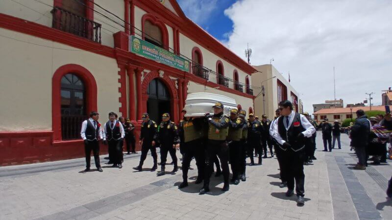 Puno: Policía de la USE fue despedido por colegas 1 abridoraaaaaaaaa