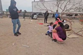 extranjeros llegan a frontera