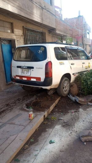 taxi se estrella contra maceteros de la via publica 1