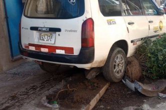 taxi se estrella contra maceteros de la via publica 1