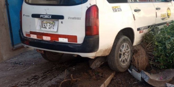 taxi se estrella contra maceteros de la via publica 1