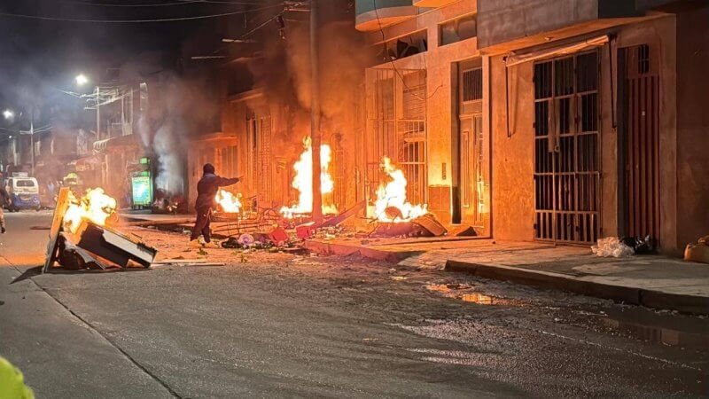 1. VECINOS ATACAN CANTINAS FOTON