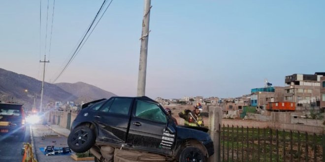 Arequipa: Iba a ver a su pareja y murió tras chocar su auto con poste 1 AA 3