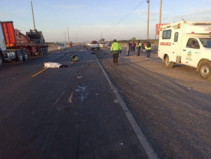 Arequipa: Dos jóvenes mueren en choque frontal 1 B