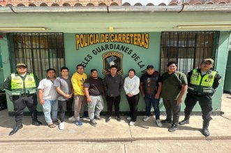 Bolivianos escapan al peru por crisis