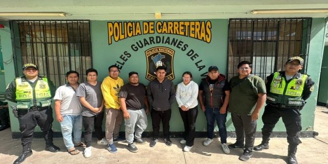 Bolivianos escapan al peru por crisis