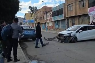 auto choca a otro vehiculo y chofer s escapa del lugar