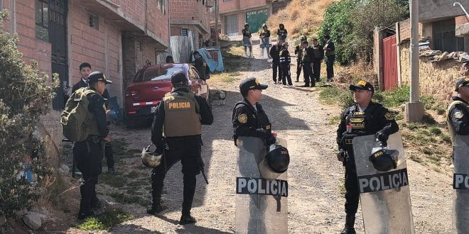 Puno: "Pepean" y cogotean a policía y le roban... 1 bbcd6968 1b5a 42b7 987e 74aac6d01eca