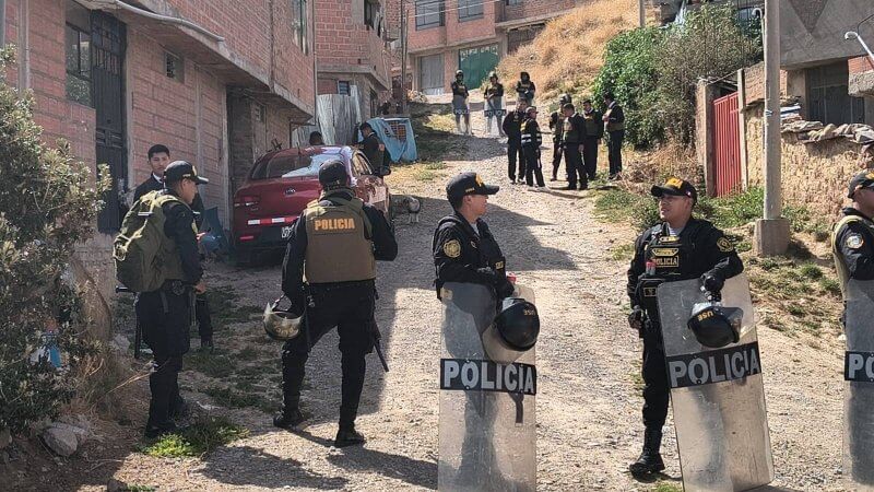 Puno: "Pepean" y cogotean a policía y le roban... 1 bbcd6968 1b5a 42b7 987e 74aac6d01eca