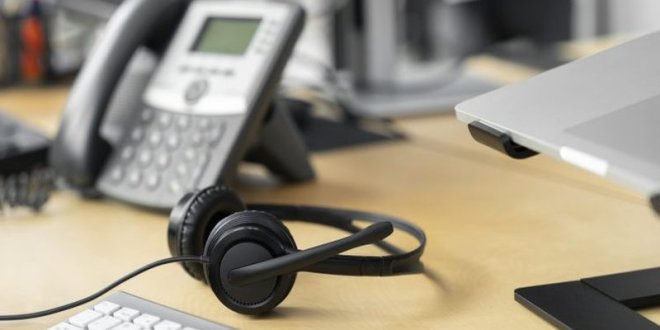 primer plano persona que trabaja centro llamadas 750x450 1