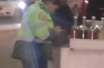 vide muestra a uniformada ebria 2