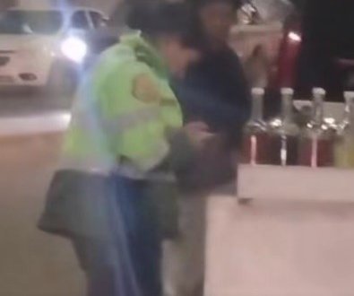 vide muestra a uniformada ebria 2