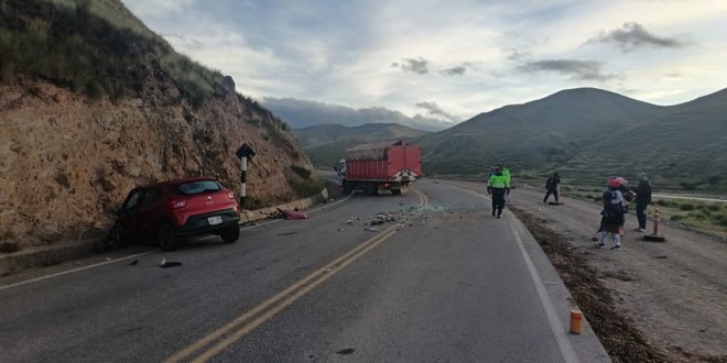 San Antón: choque frontal entre camión y auto deja destrozos y vía bloqueada 1 IMG 20260111 WA0006