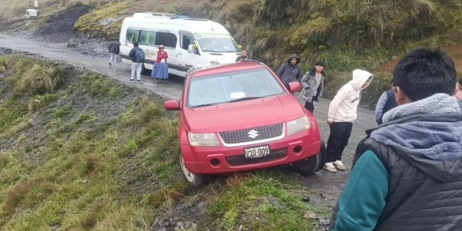 Jovenes se salvan de caer a barranco