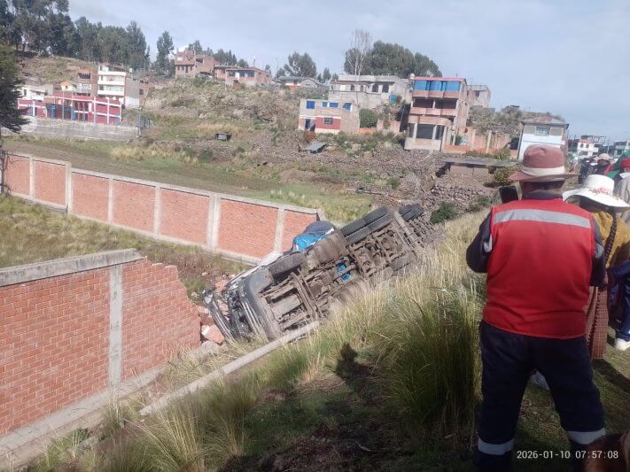Tráiler volcó en Chucuito y dejó conductor grave 1 WhatsApp Image 2026 01 11 at 11.10.40 AM